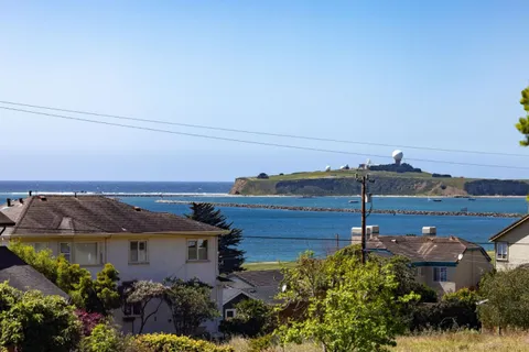 $1,575,000 | 350 6th Avenue, Half Moon Bay, CA 94019