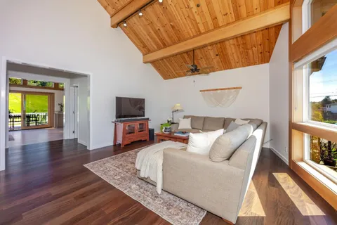 $1,575,000 | 350 6th Avenue, Half Moon Bay, CA 94019