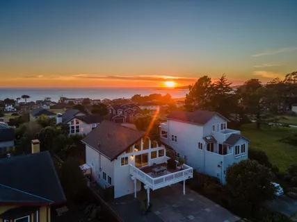 $1,575,000 | 350 6th Avenue, Half Moon Bay, CA 94019