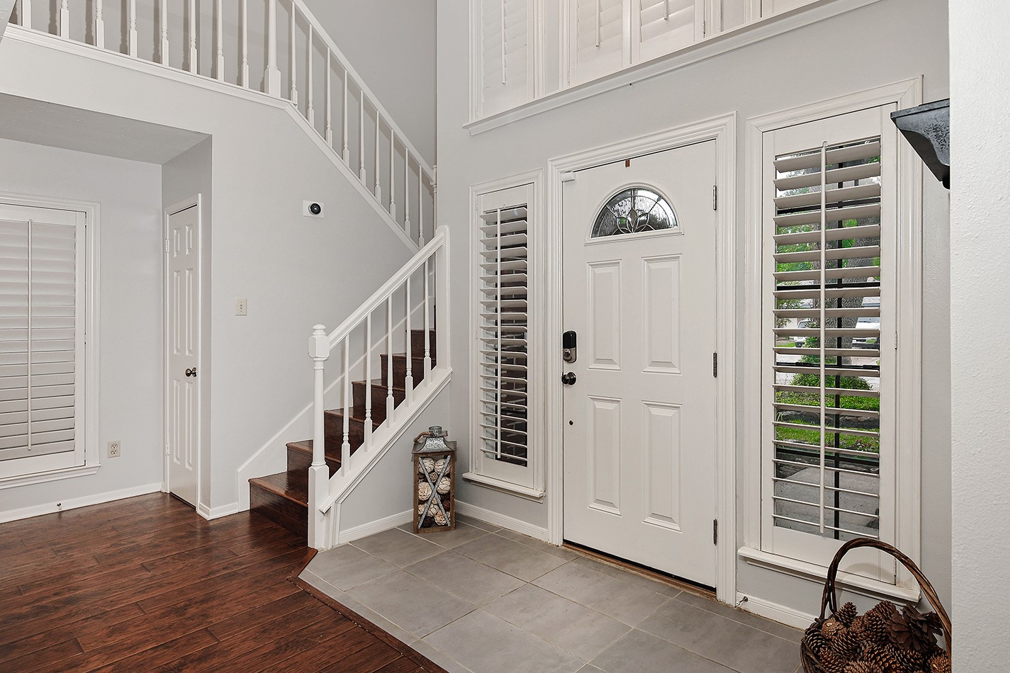 2619 Knollbrook Lane Spring, TX 77373 - Photo 4 of 27 a view of entryway with livingroom