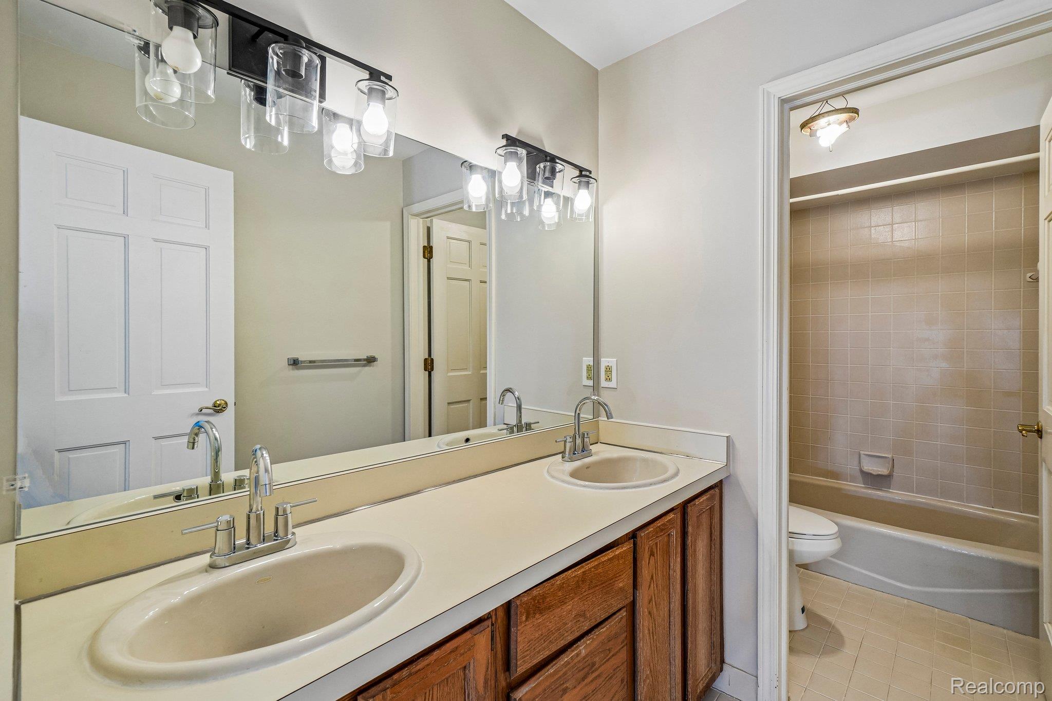 4523 Rivers Edge Drive Troy, MI 48098 - Photo 38 of 69 35-web-or-mls-- 4523 Rivers Edge Dr-S0808-035.jpg