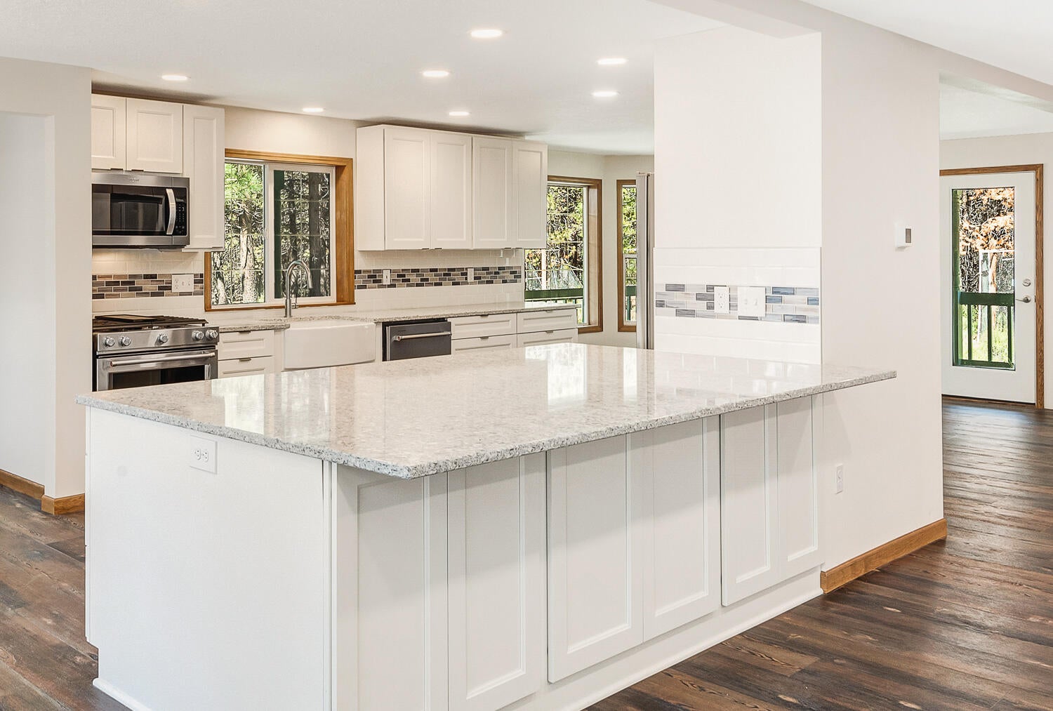 1026 Yoke Road La Pine, OR 97739 - Photo 10 of 42 Kitchen Bar/Quartz Countertop