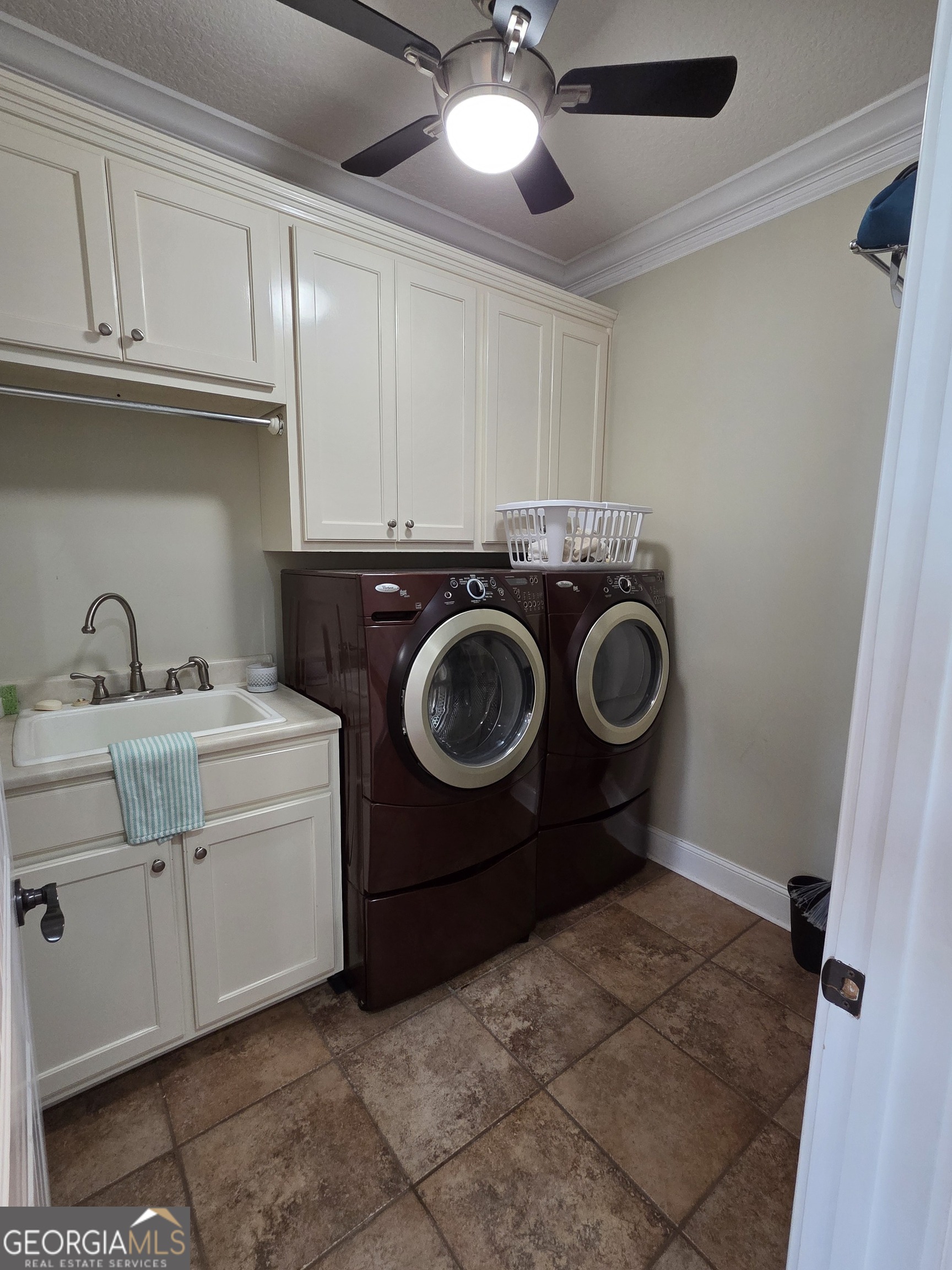 300 Hammond Powell Road Hazlehurst, GA 31539 - Photo 47 of 91 a utility room with sink dryer and washer