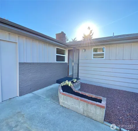 a view of a house with a backyard