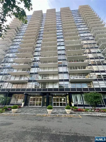 $315,000 | 6050 John F. Kennedy Boulevard, Unit 12D, West New York, NJ 07093