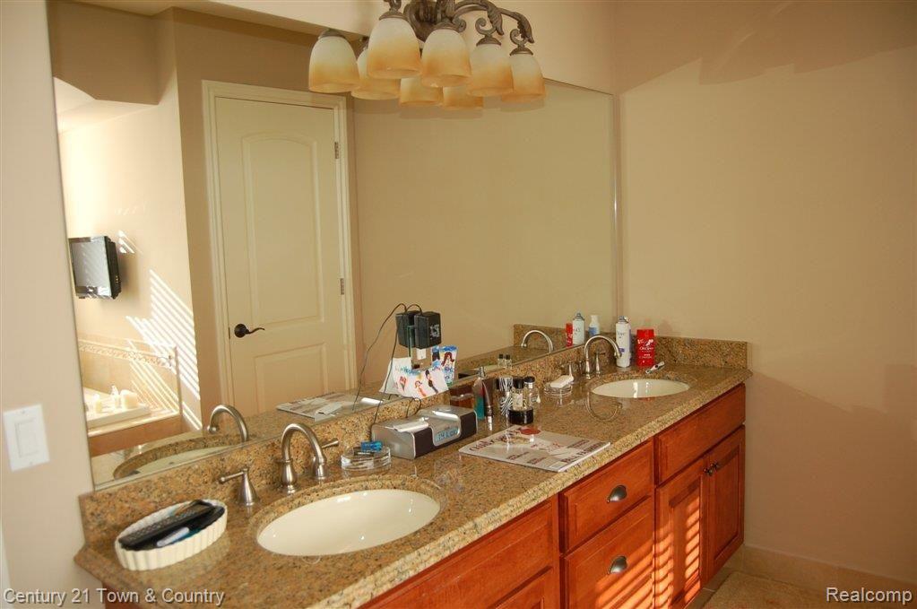 16587 Moore Park Road Macomb, MI 48044 - Photo 8 of 11 DSC_1667.JPG