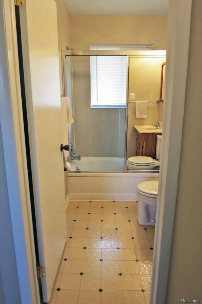 18000 Davidson Road Fraser, MI 48026 - Photo 19 of 26 house21bathroom.jpg