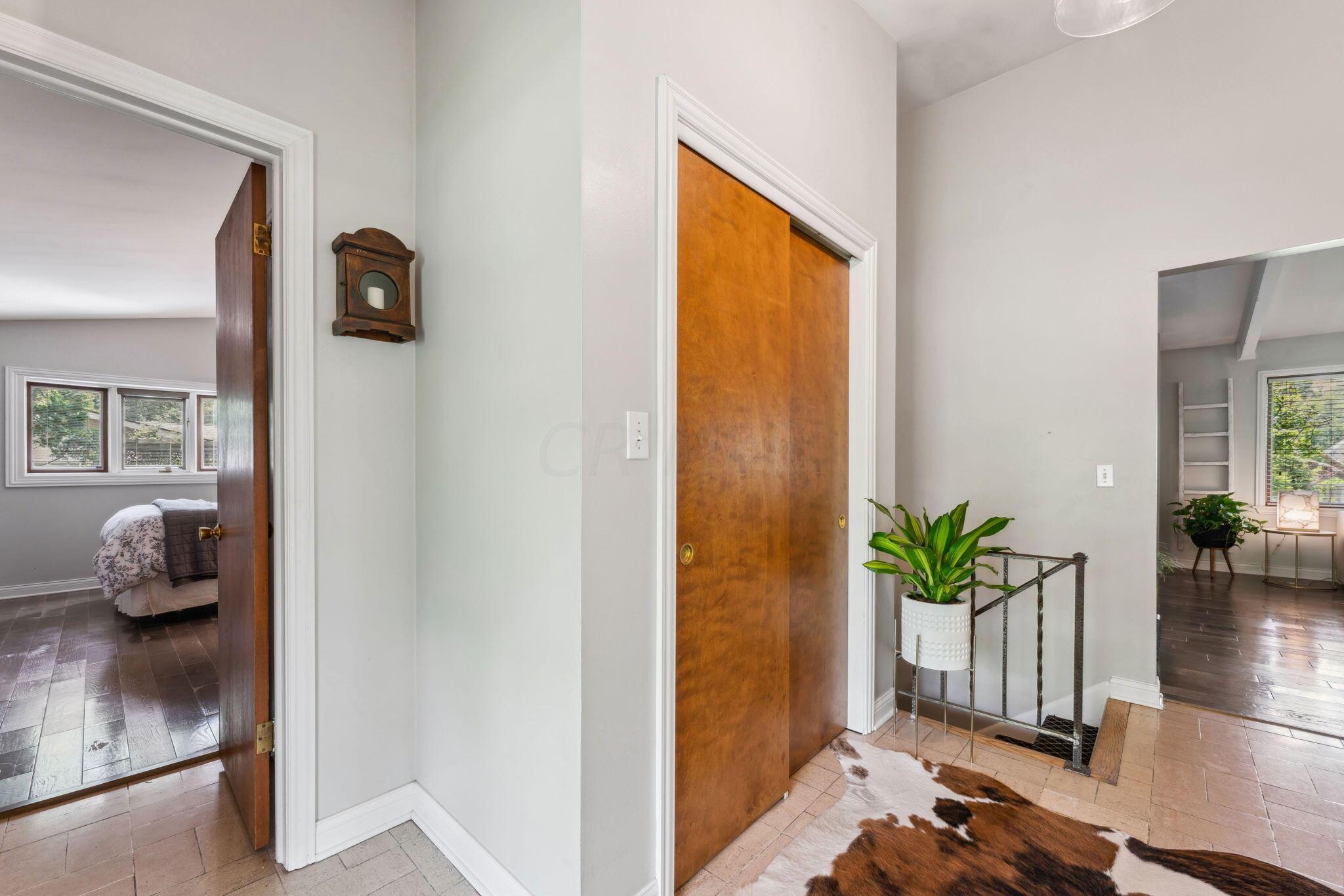 4103 Winfield Road Columbus, OH 43220 - Photo 8 of 91 Entryway
