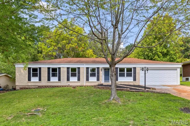 $449,900 | 815 Ariege Drive, Creve Coeur, MO 63141