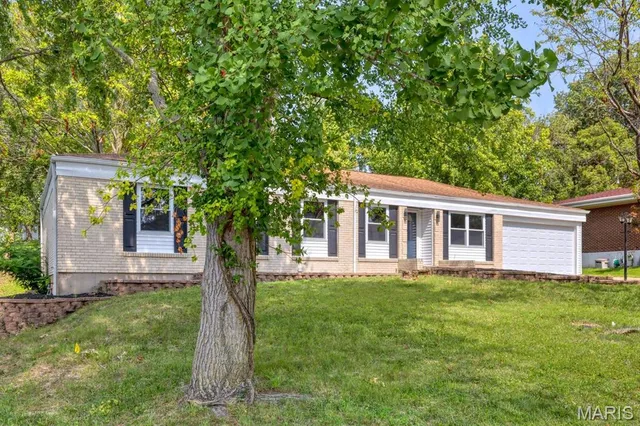 $449,900 | 815 Ariege Drive, Creve Coeur, MO 63141