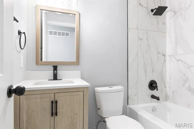 $449,900 | 815 Ariege Drive, Creve Coeur, MO 63141