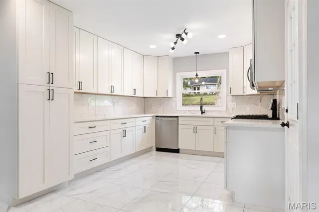 $449,900 | 815 Ariege Drive, Creve Coeur, MO 63141