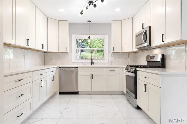 $449,900 | 815 Ariege Drive, Creve Coeur, MO 63141