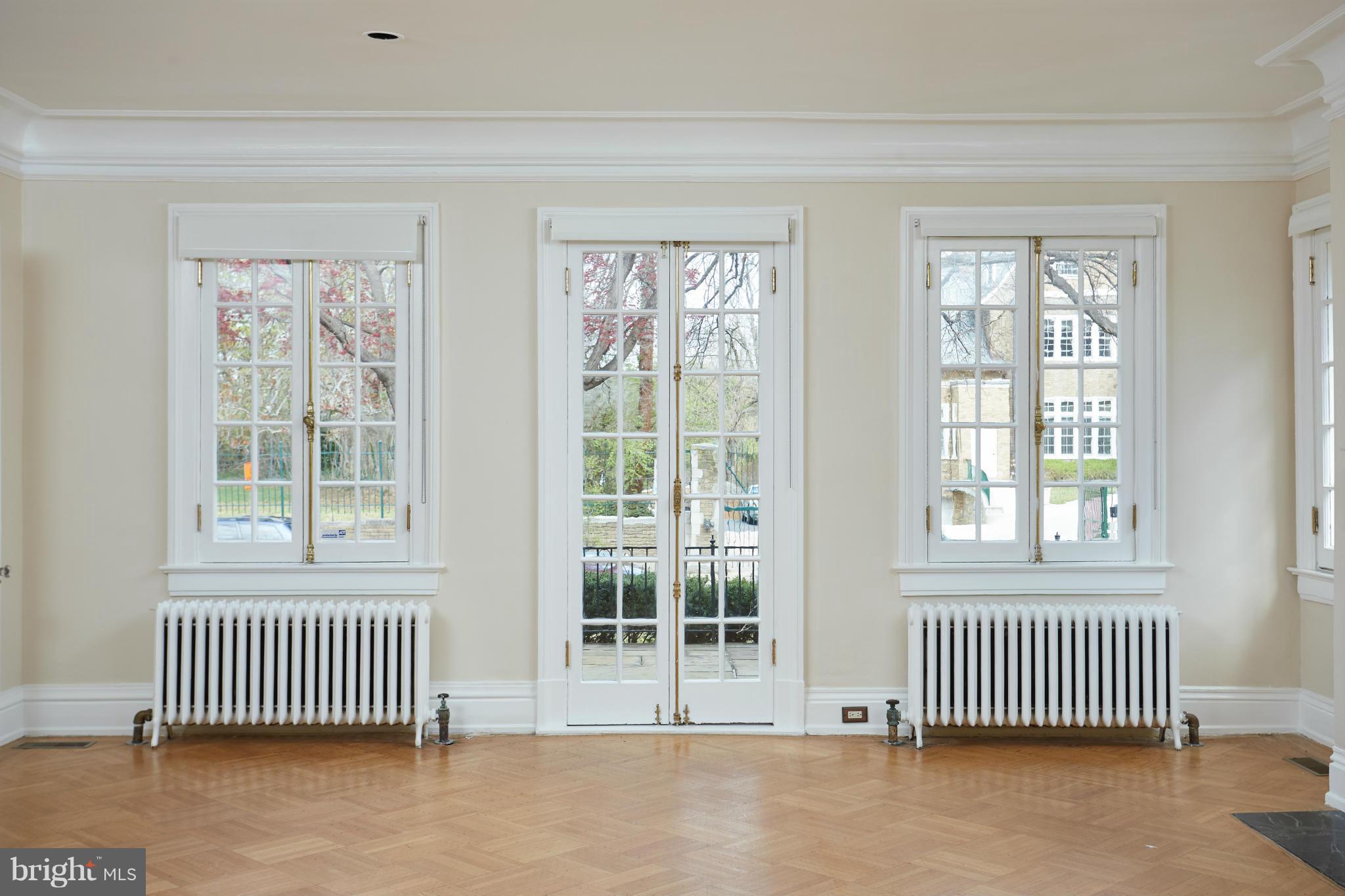 2200 Kalorama Road Northwest Washington, DC 20008 - Photo 6 of 28 Living Room