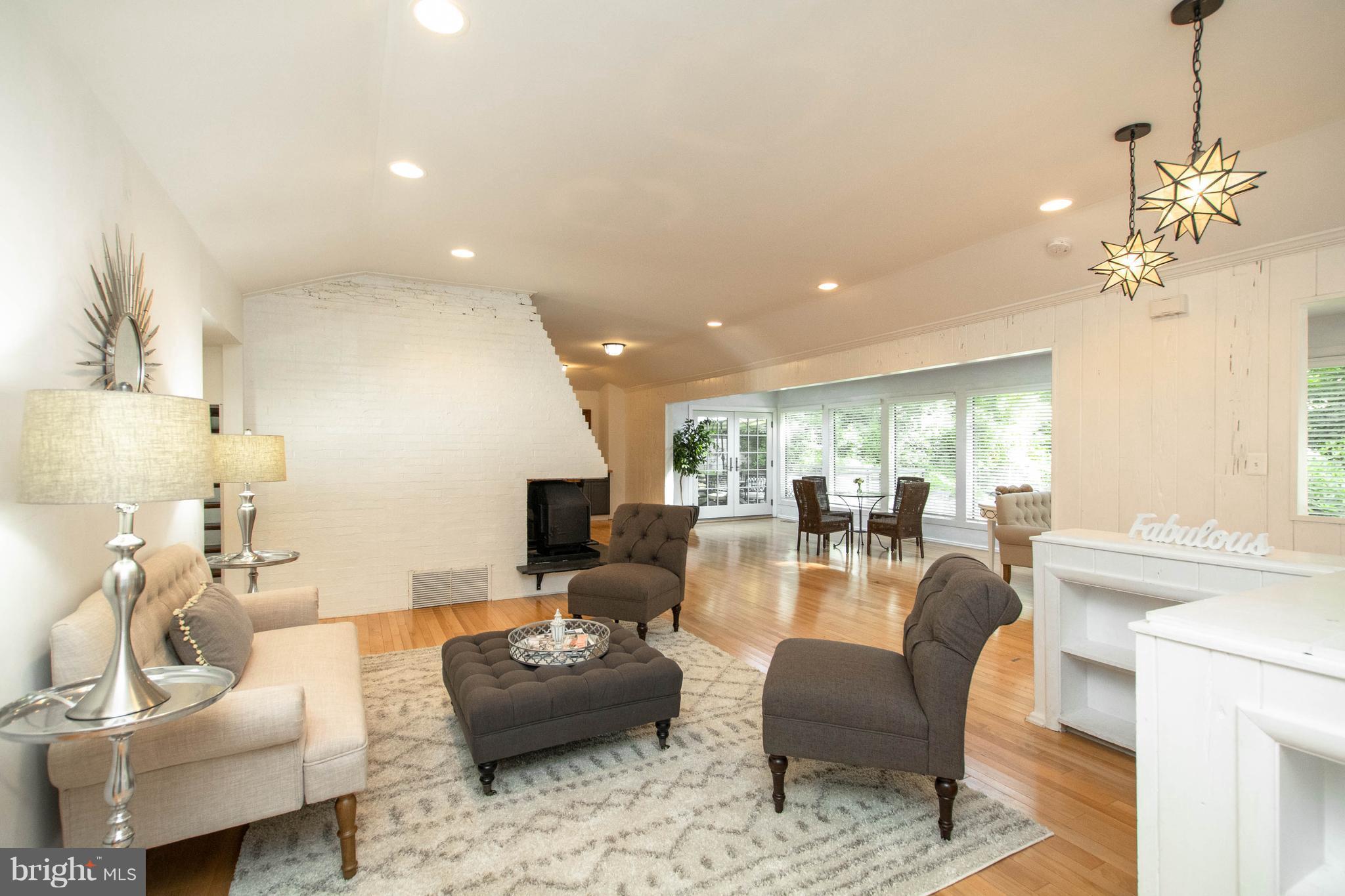 10 Burnbrae Road Towson, MD 21204 - Photo 6 of 30 Living Room