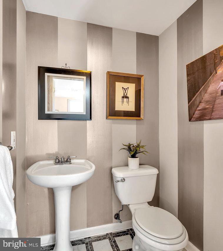 23 Griggs Road Cranbury, NJ 08512 - Photo 34 of 40 a bathroom with a toilet a sink and mirror