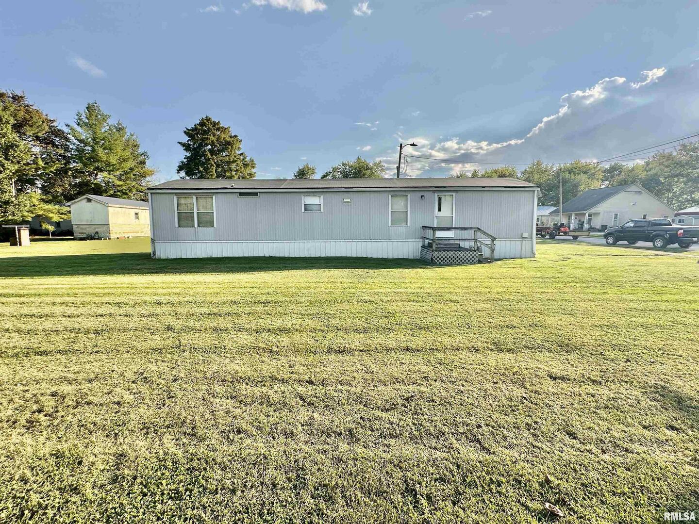 527 Washington Street Southwest Clay City, IL 62824 - Photo 18 of 41