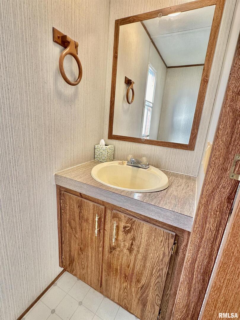 527 Washington Street Southwest Clay City, IL 62824 - Photo 34 of 41