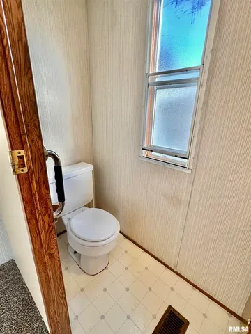 $64,900 | 527 Washington Street Southwest, Clay City, IL 62824