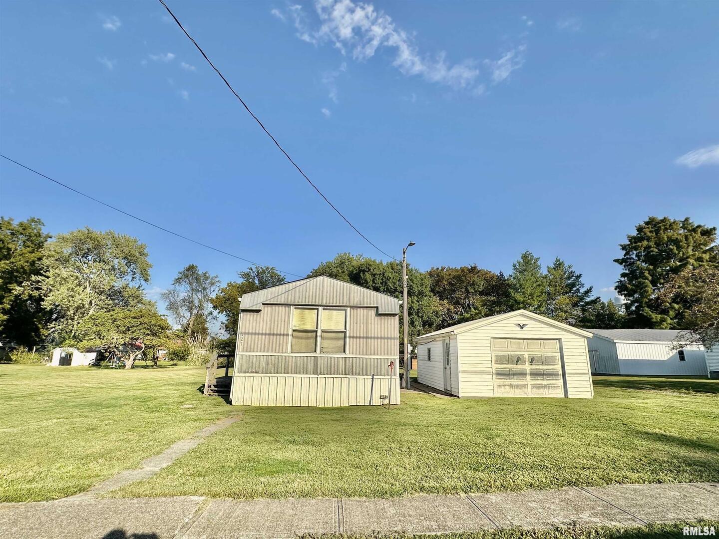 527 Washington Street Southwest Clay City, IL 62824 - Photo 7 of 41