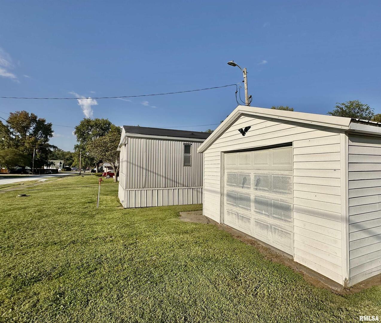 527 Washington Street Southwest Clay City, IL 62824 - Photo 9 of 41