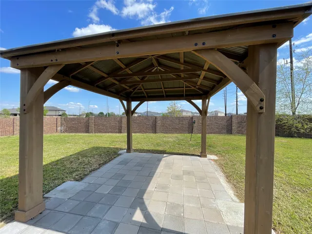 a view of a back yard