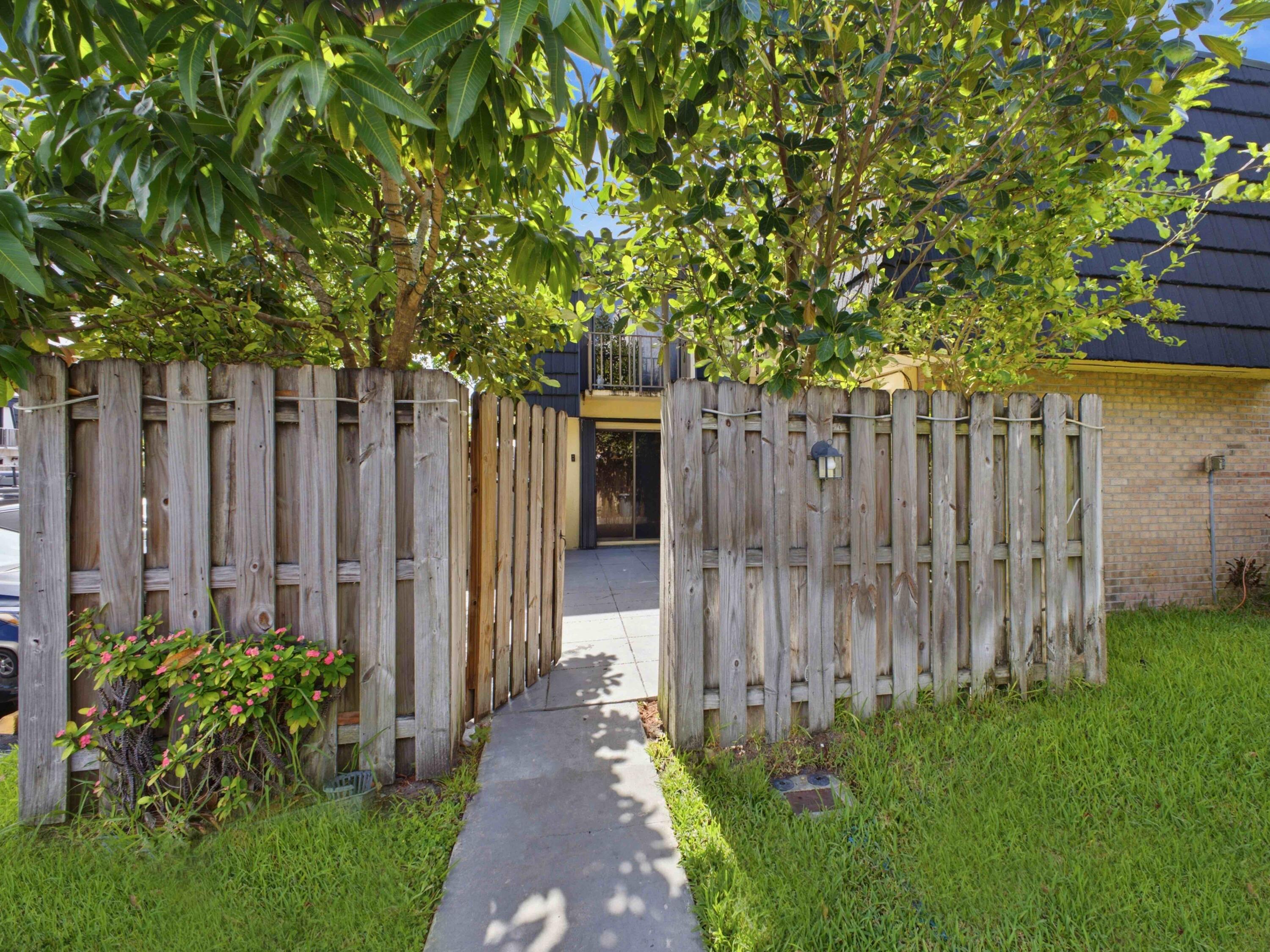 105 Woodland Road Palm Springs, FL 33461 - Photo 3 of 44 Entry