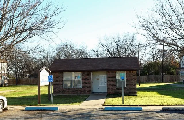 $720 | 101 Pecan Street, Grandview, TX 76050