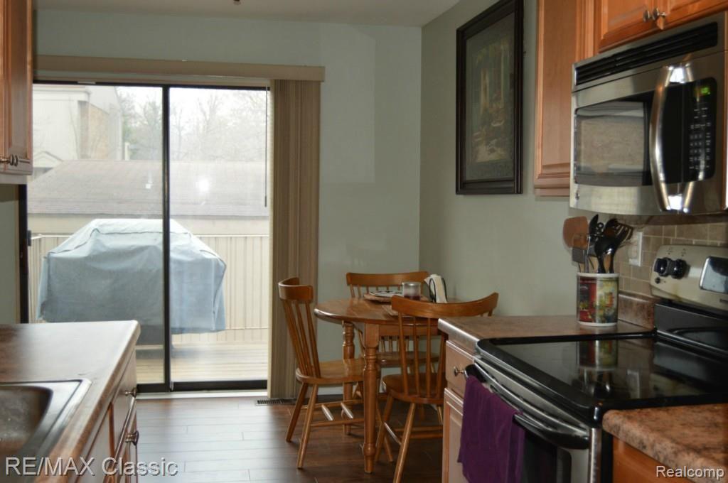 659 Oakbrook West Rochester, MI 48307 - Photo 6 of 17 DSC_0862_picmonkeyed.jpg