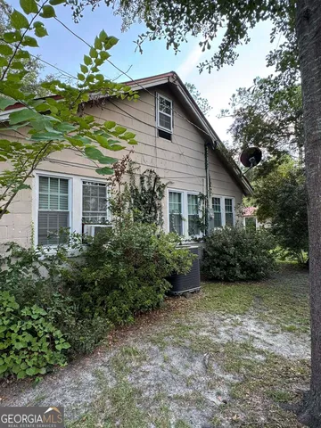 a view of empty room with green space