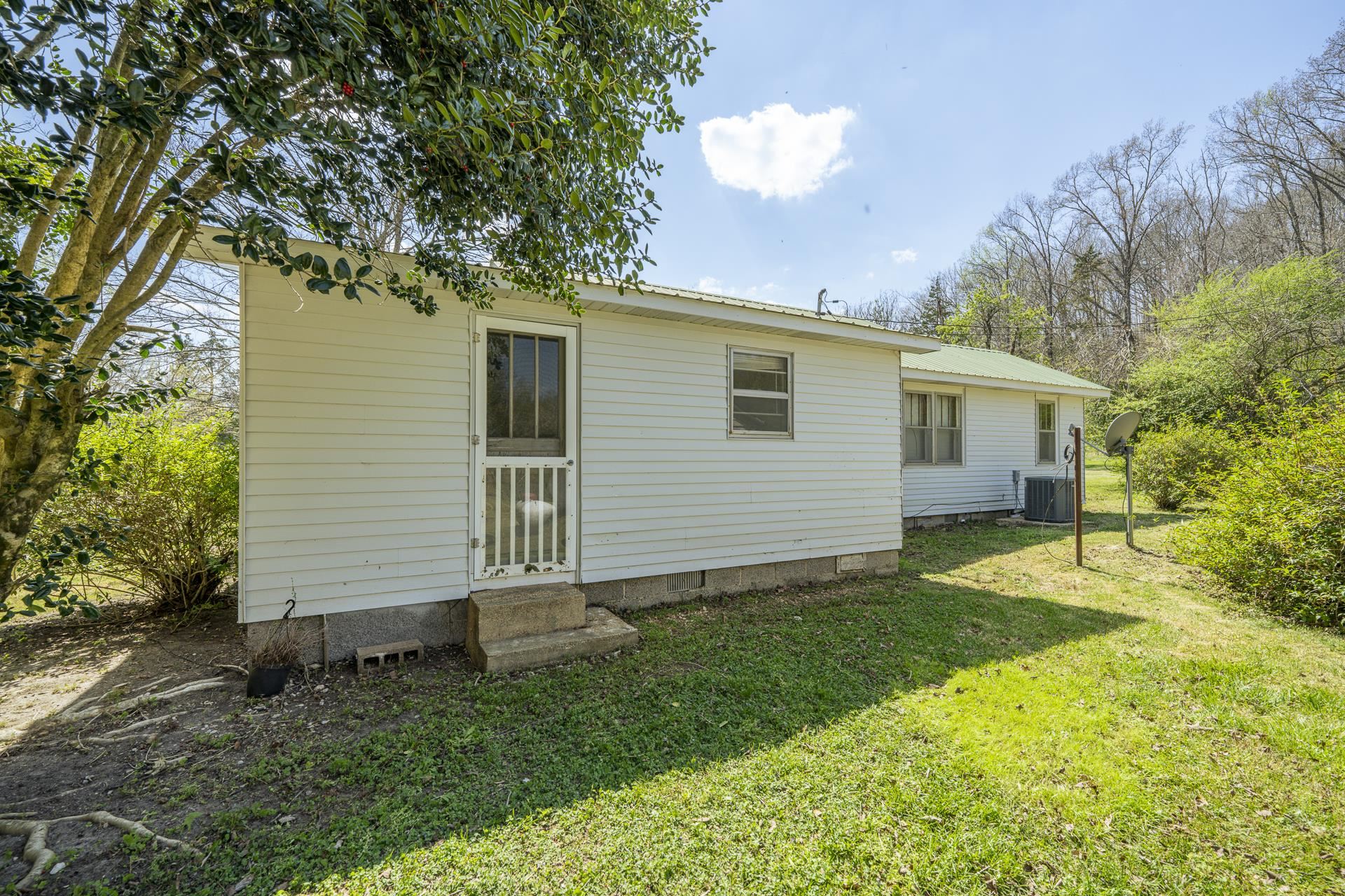 2423 Hardin Creek Road Clifton, TN 38425 - Photo 30 of 34