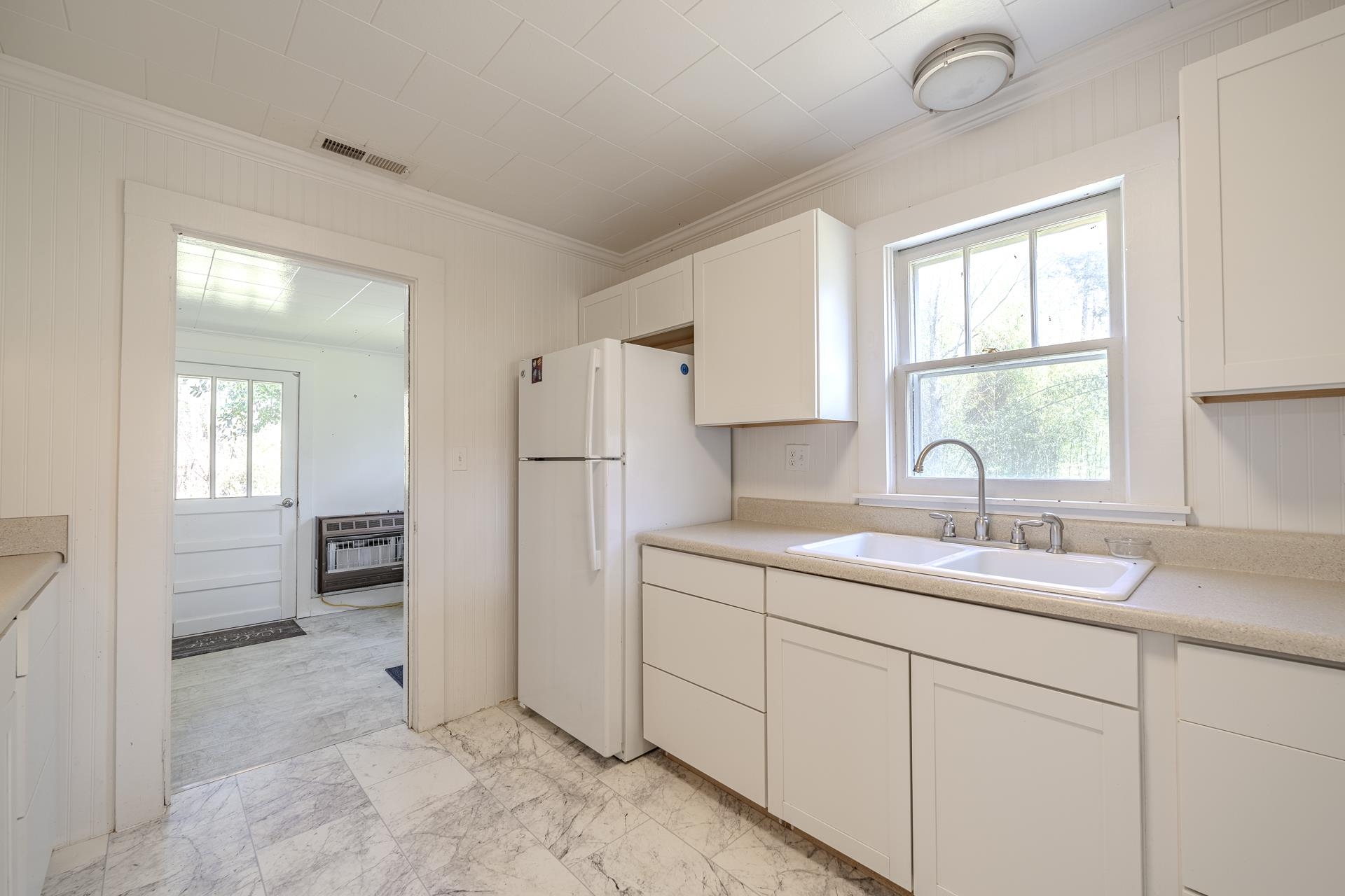 2423 Hardin Creek Road Clifton, TN 38425 - Photo 8 of 34