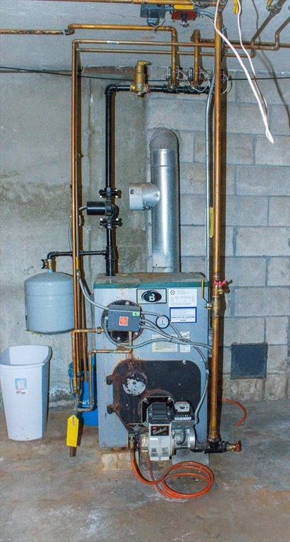 25 Bear Hill Road Gardner, MA 01440 - Photo 33 of 39 a bathroom with a sink and a mirror