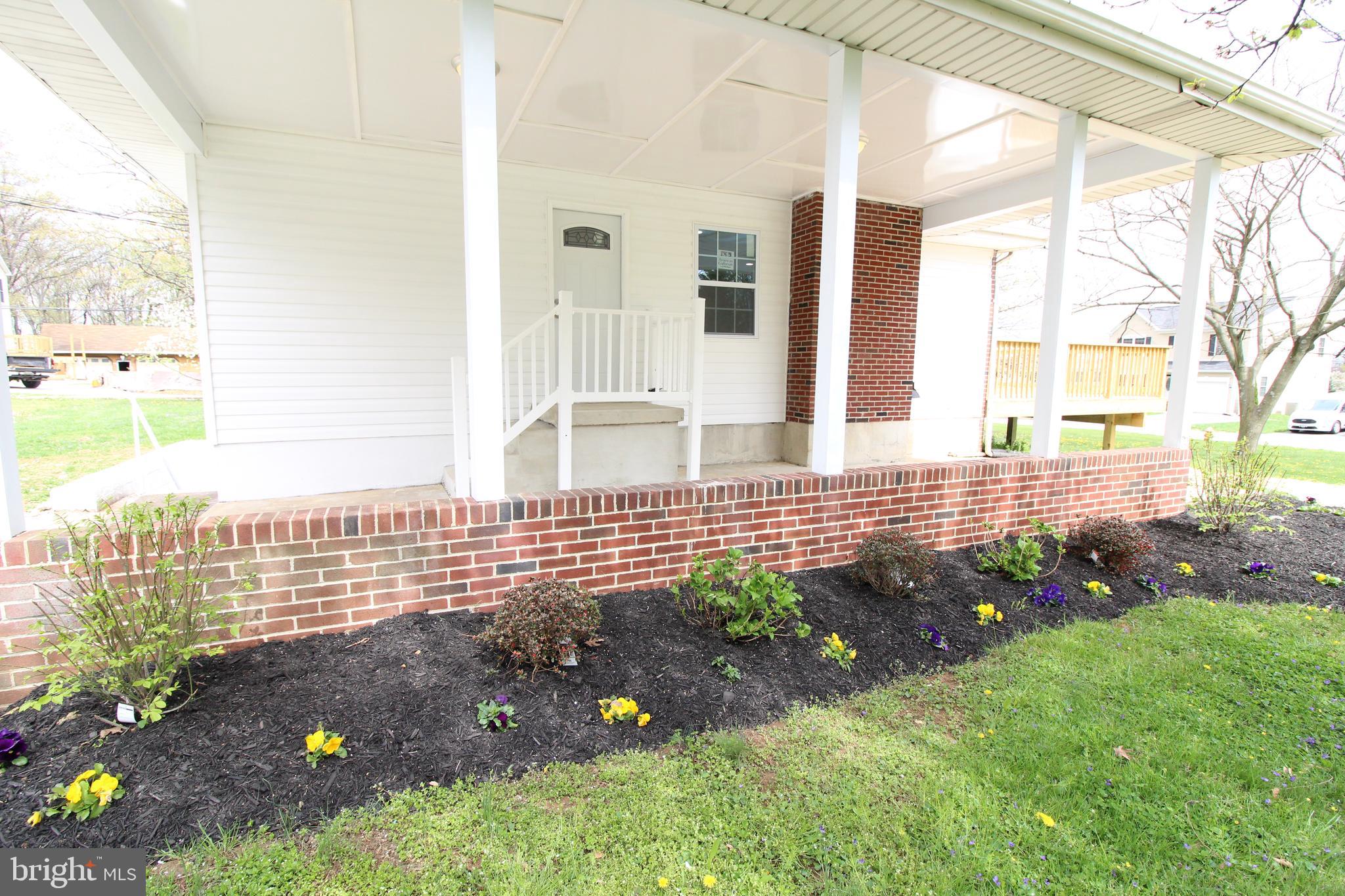 7300 Castlemoor Road Baltimore, MD 21244 - Photo 2 of 40 Front Entryway