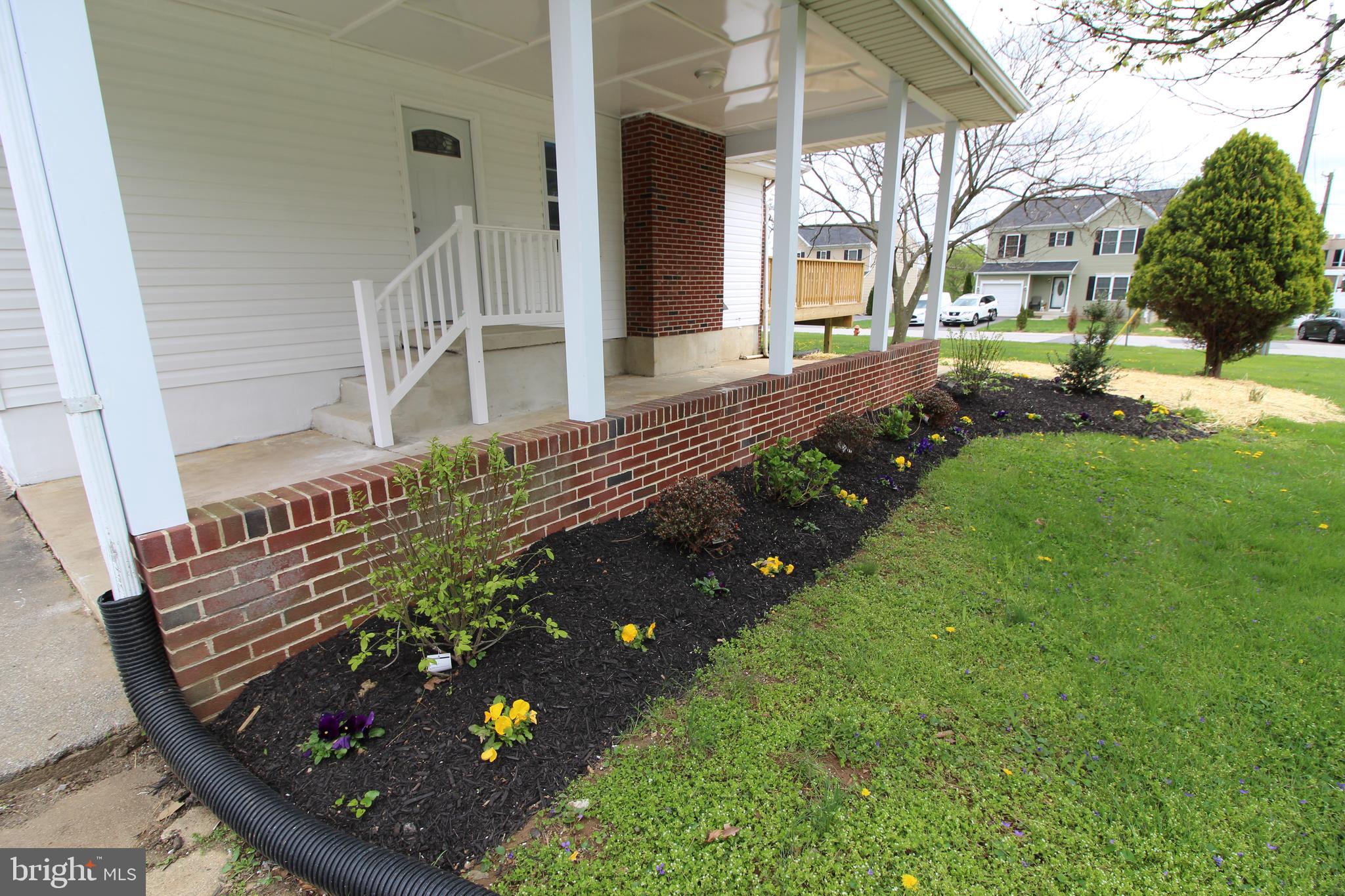 7300 Castlemoor Road Baltimore, MD 21244 - Photo 3 of 40 Covered front porch and landscaping