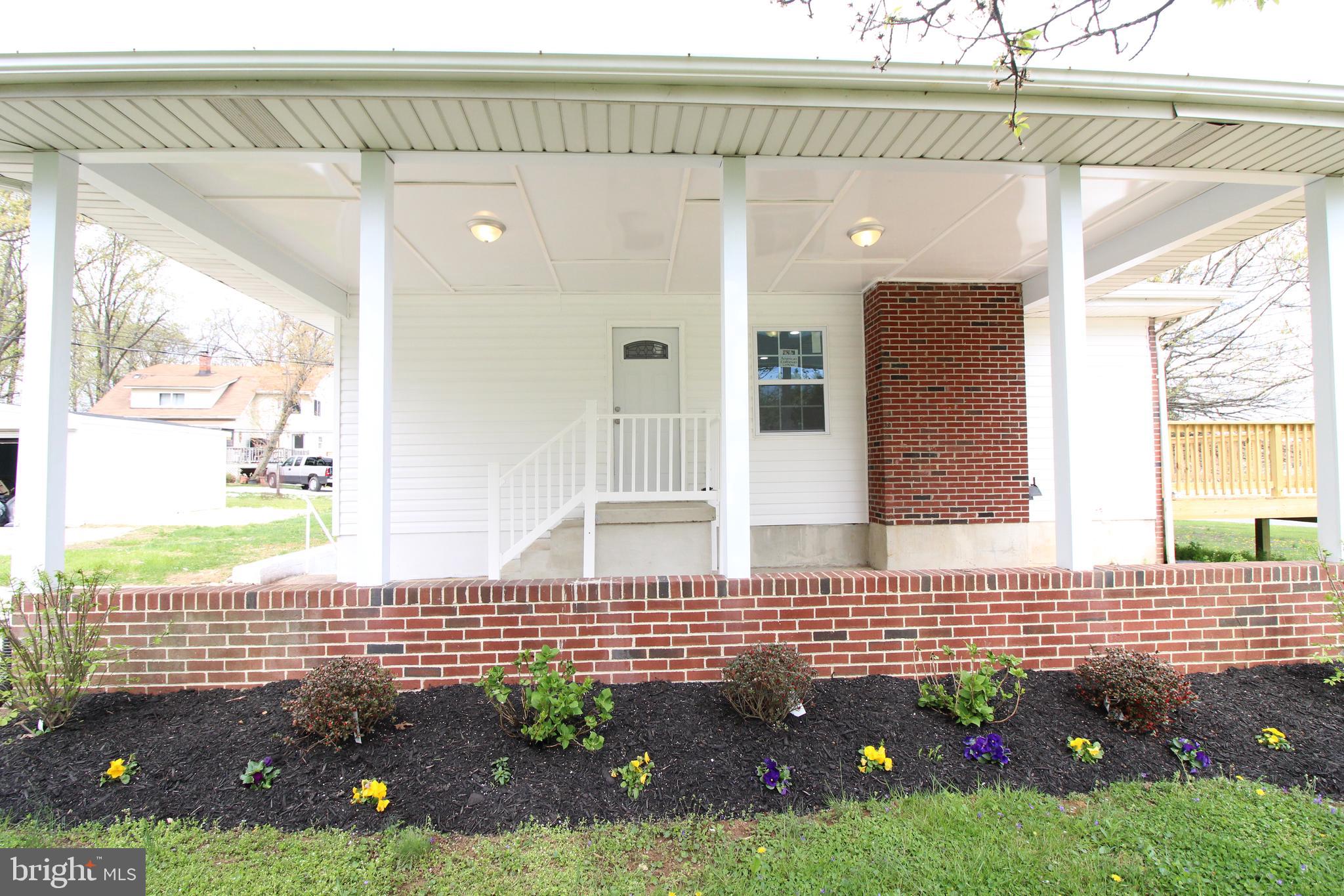 7300 Castlemoor Road Baltimore, MD 21244 - Photo 4 of 40 Front Entryway