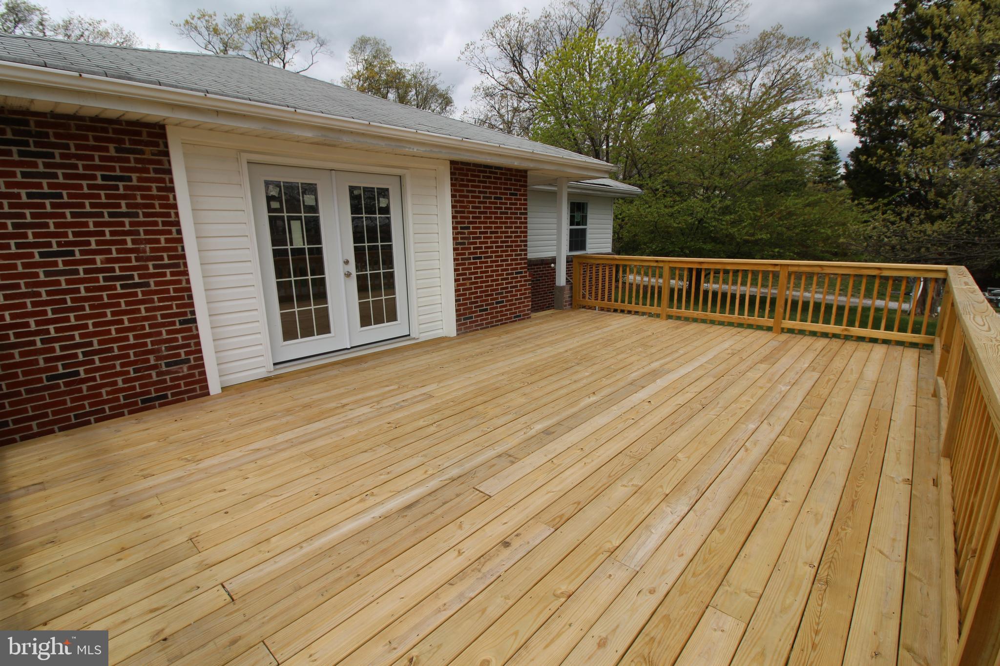 7300 Castlemoor Road Baltimore, MD 21244 - Photo 32 of 40 Deck