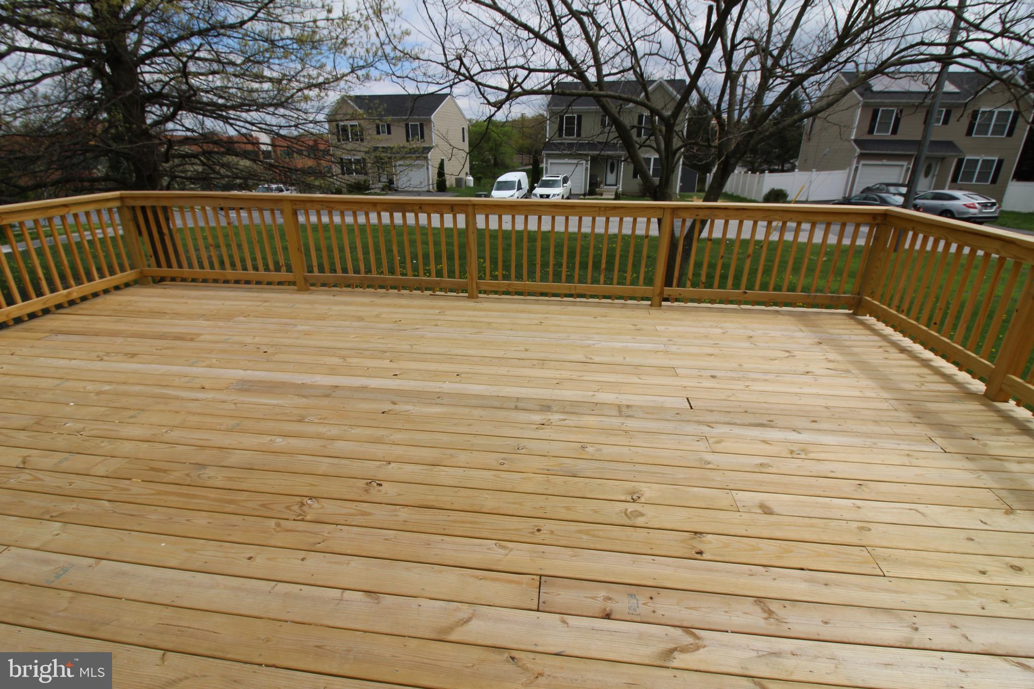 7300 Castlemoor Road Baltimore, MD 21244 - Photo 33 of 40 Spacious deck