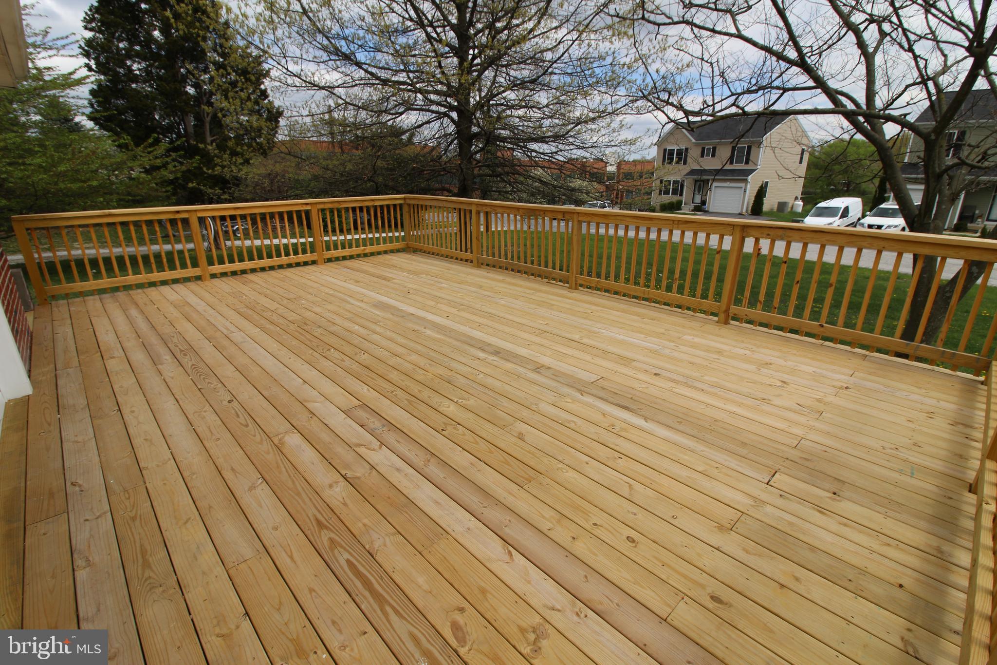 7300 Castlemoor Road Baltimore, MD 21244 - Photo 34 of 40 New wooden deck