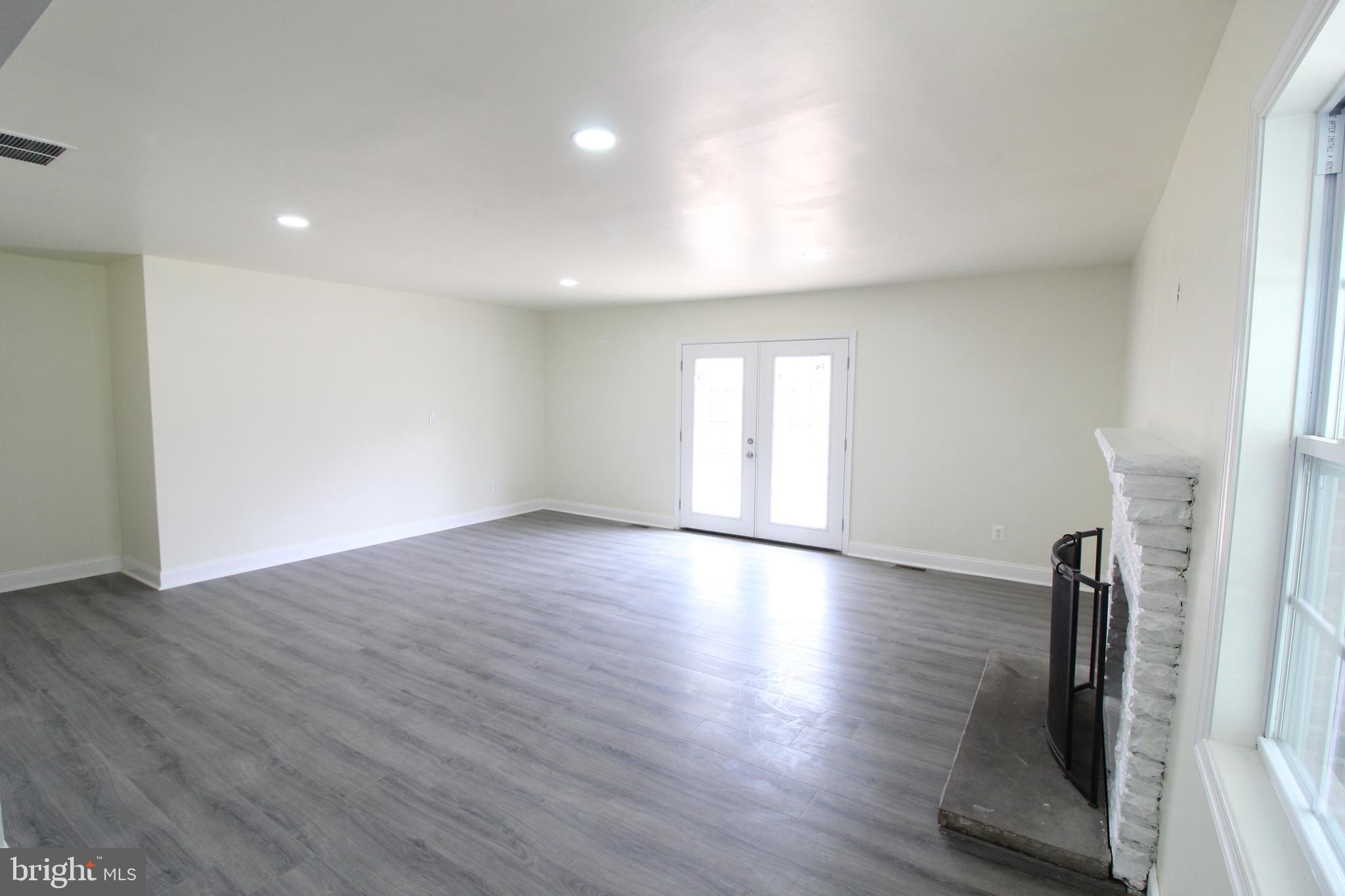 7300 Castlemoor Road Baltimore, MD 21244 - Photo 10 of 40 Living Room/Dining Room Combo