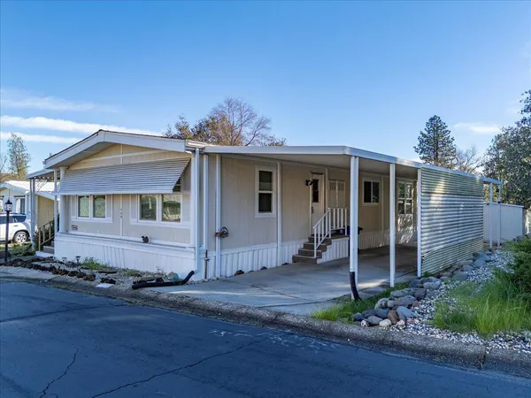 a view of a house with backyard and garden