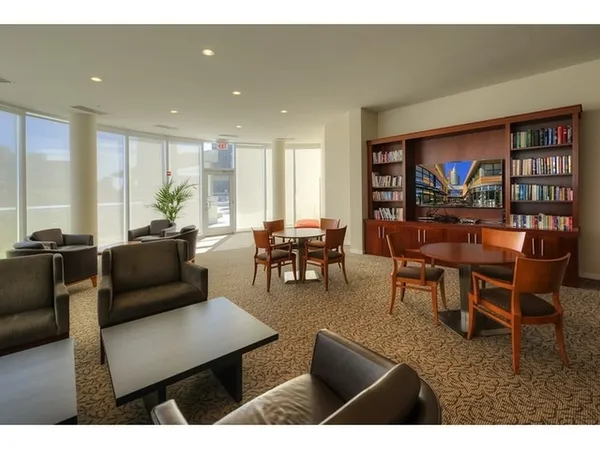 $3,200 | 807 Davis Street, Unit 311, Evanston, IL 60201