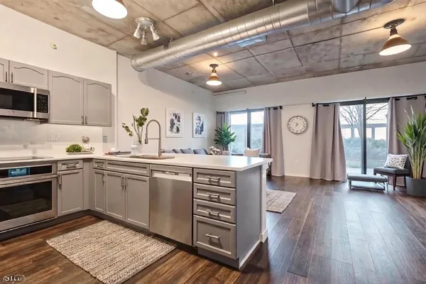 $3,200 | 807 Davis Street, Unit 311, Evanston, IL 60201