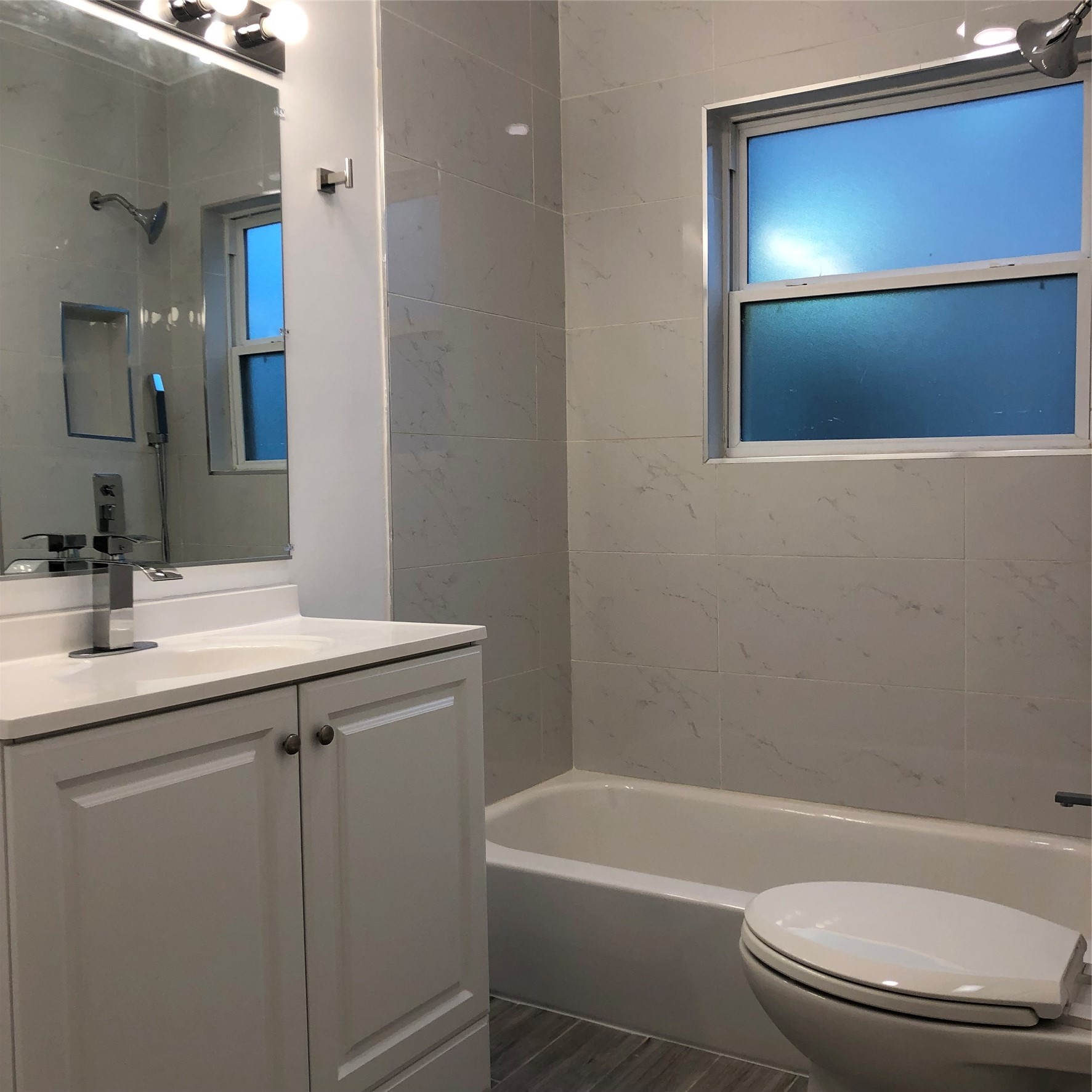 4236 Ruskin Street Houston, TX 77005 - Photo 15 of 19 Bathroom shared by secondary bedrooms #2 and #3.