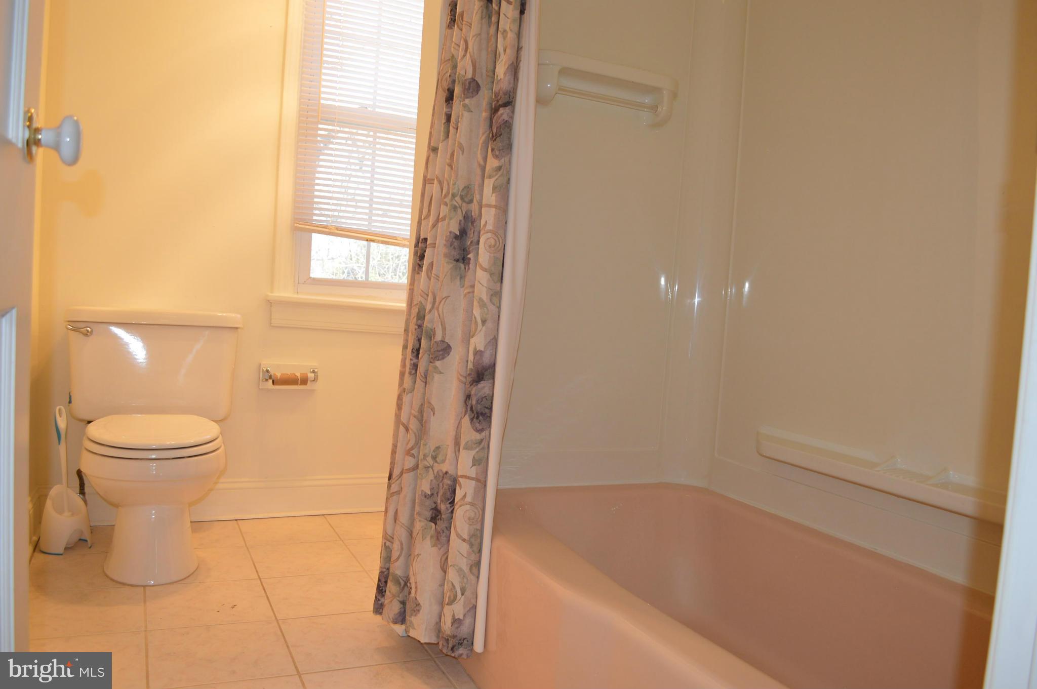 3804 Ridgecroft Road Baltimore, MD 21206 - Photo 15 of 24 2nd floor full bath
