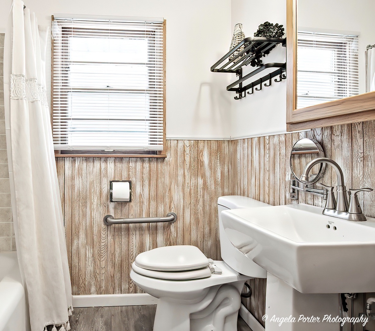50 East Oak Street Fox Lake, IL 60020 - Photo 11 of 16 a bathroom with a sink a toilet and shower