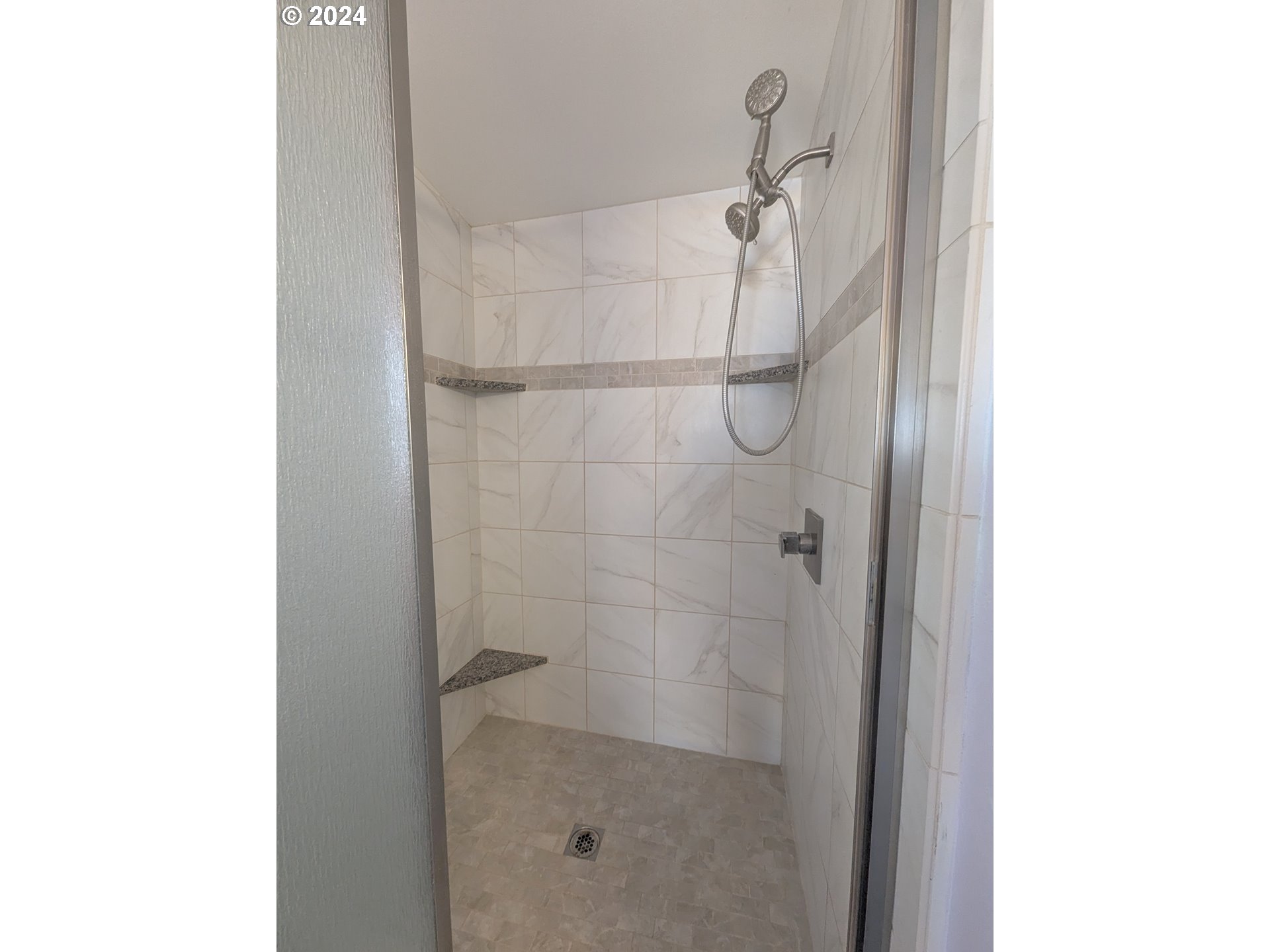 71 Rapid Run Loop La Grande, OR 97850 - Photo 15 of 27 Bathroom, Attached