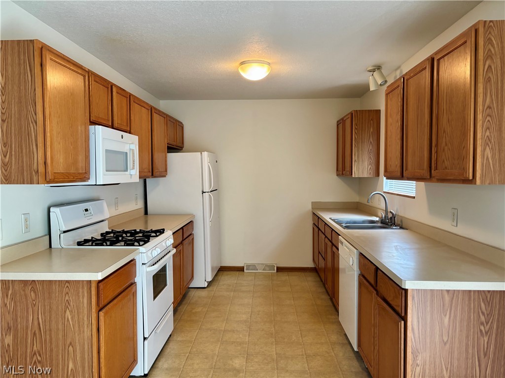 1437 Shaw Road, Unit B Niles, OH 44446 - Photo 9 of 32