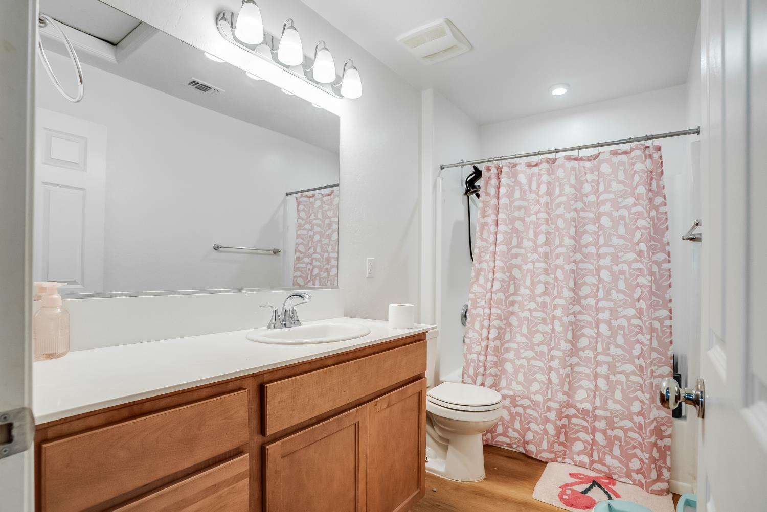 1869 East Gum Avenue Reedley, CA 93654 - Photo 19 of 27 Upstairs Bathroom