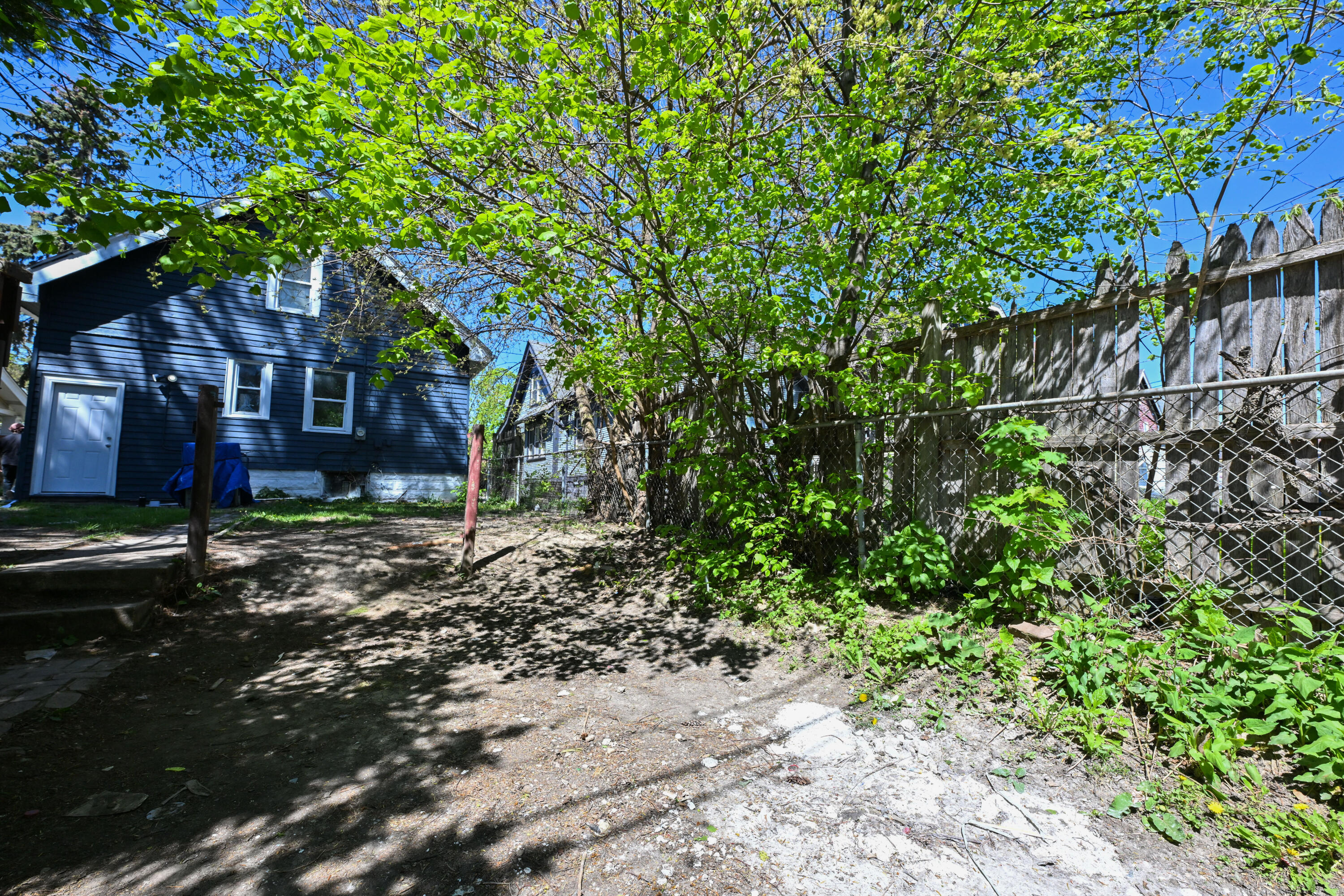 3052 North 40th Street Milwaukee, WI 53210 - Photo 2 of 43 Yard & Parking